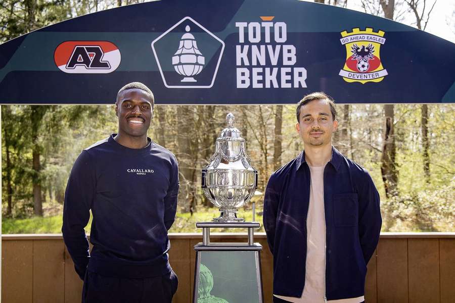 AZ captain Bruno Martins Indi and Go Ahead Eagles captain Mats Deijl pose with the KNVB Beker trophy