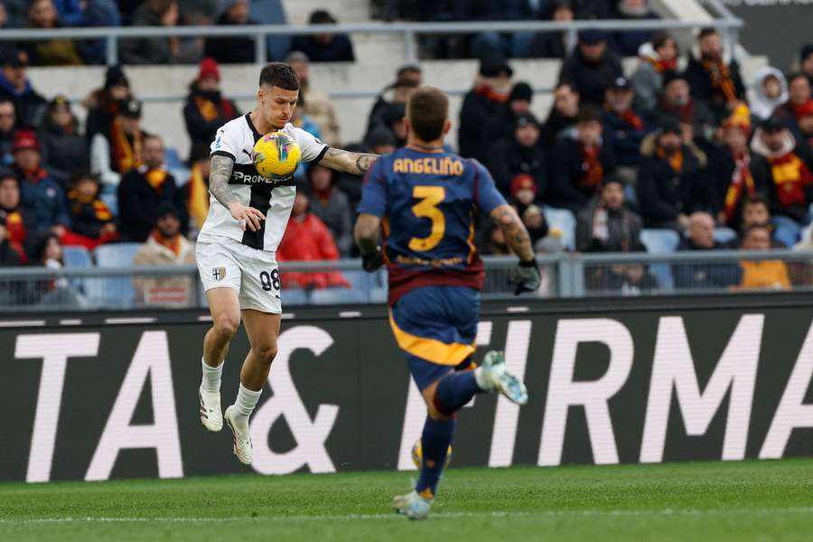 Dennis Man în meciul contra lui AS Roma