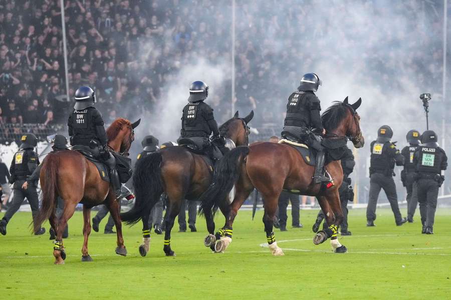 Policja na murawie podczas meczu Pucharu Niemiec pomiędzy SV Waldhof Mannheim a 1. FC Kaiserslautern. Policja na murawie podczas meczu Pucharu Niemiec pomiędzy SV Waldhof Mannheim a 1. FC Kaiserslautern.