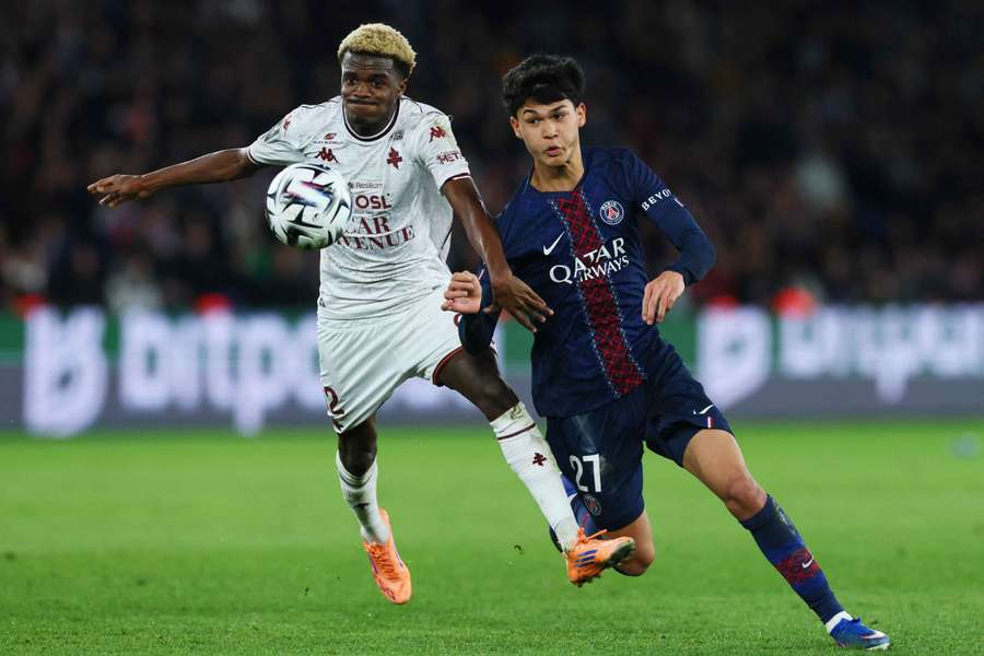 Dro Fernández, disputando un balón con Alpha Touré, del Metz