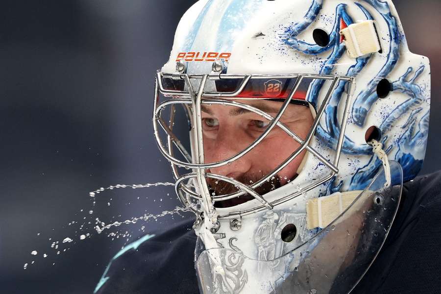 Philipp Grubauer musste verletzt vom Eis.