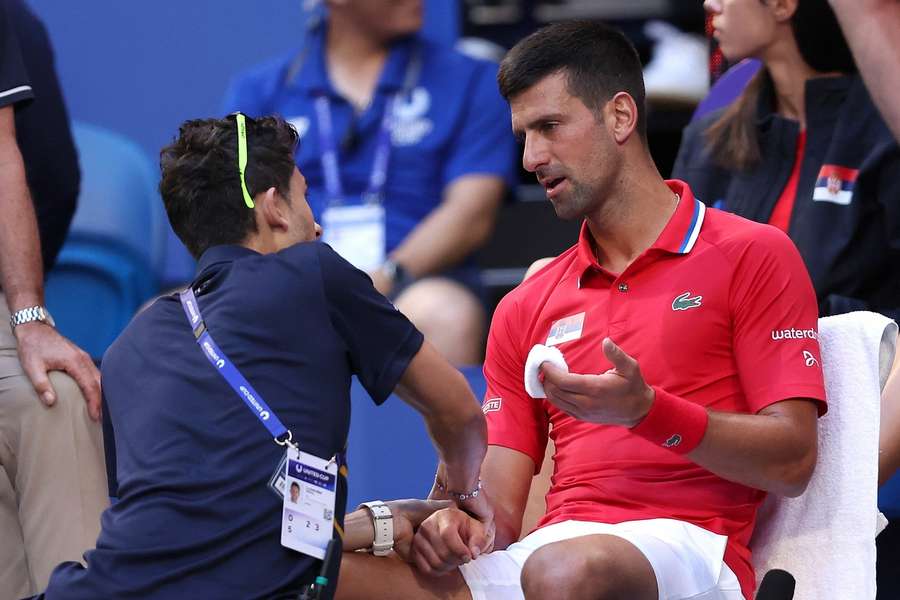 Djokovič bojuje před Australian Open se zraněním zápěstí.