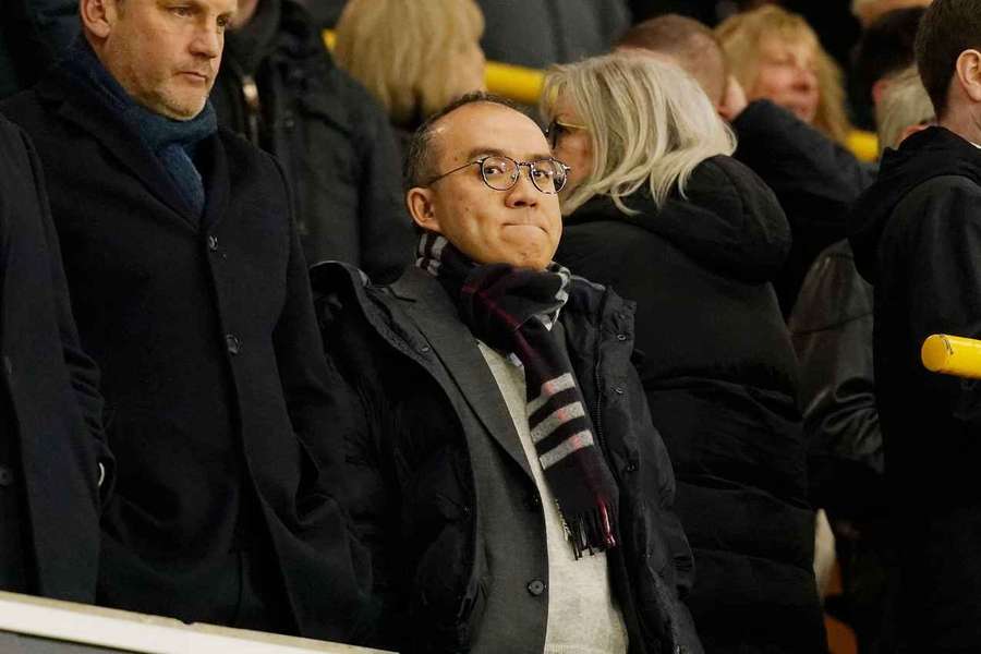 Shi deixou o cargo após 10 anos Shi deixou o cargo após 10 anos