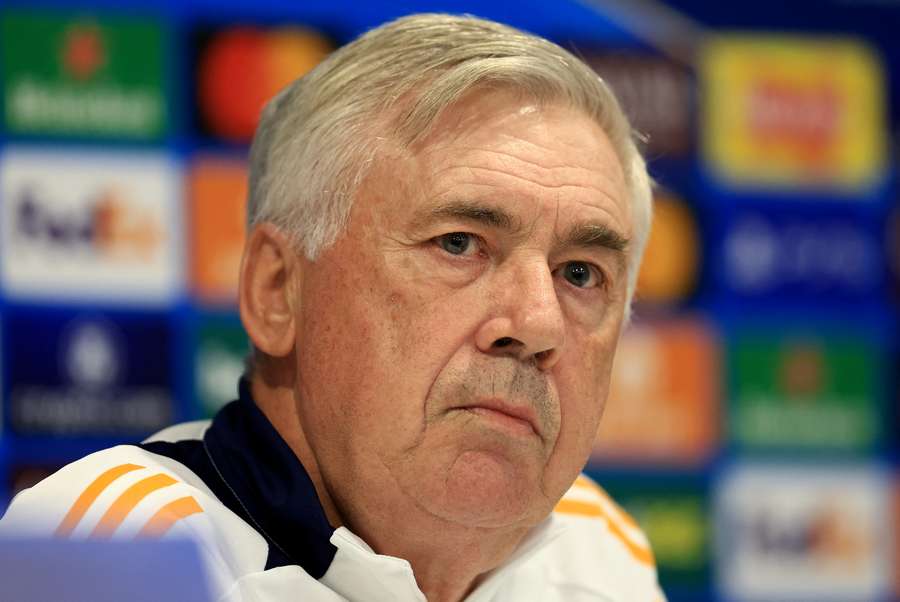 Ancelotti, serio durante la rueda de prensa en Anfield