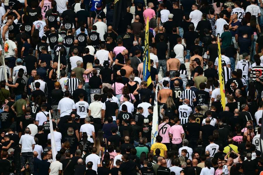 Cânticos e adeptos de costas, a curva da Juve não respeita o minuto por Mazzola Cânticos e adeptos de costas, a curva da Juve não respeita o minuto por Mazzola