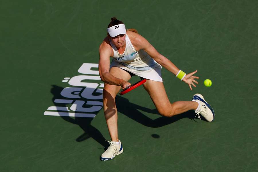 Elena Rybakina din Kazahstan, în acțiune în meciul din optimi contra croatei Antonia Ruzic