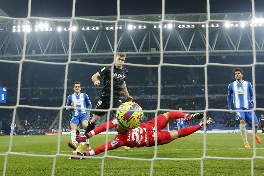 Real Sociedad close in on Madrid with win at Espanyol