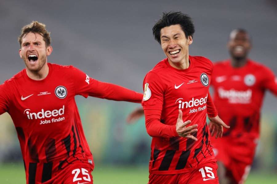 Daiči Kamada (uprostřed) slaví gól do sítě Stuttgartu.