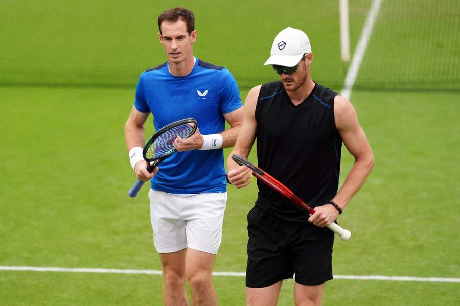 Andy Murray a Jamie Murray v přípravě na wimbledonskou čtyřhru.