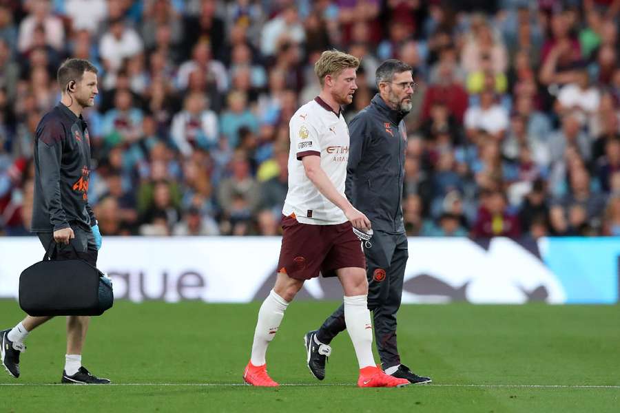 De Bruyne hobbling off the pitch