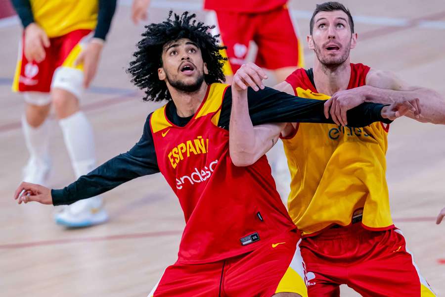 Izan Almansa, a la izquierda de la imagen, defiende un rebote en un entrenamiento con la selección española en Guadalajara 