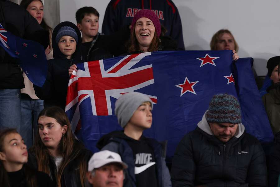 De Nieuw-Zeelandse fans zien de knock-outs dichterbij komen