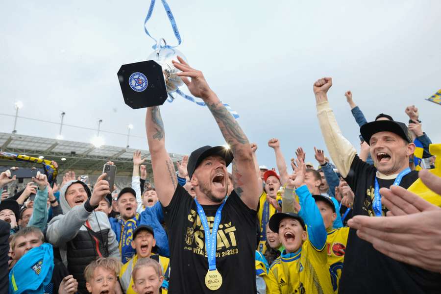 Oslavy Košičanov priamo na ihrisku. V hlavnej postave Erik Pačinda. Oslavy Košičanov priamo na ihrisku. V hlavnej postave Erik Pačinda.