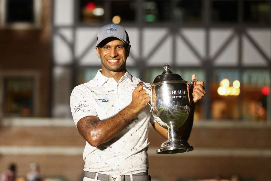 Aaron Rai et son trophée.