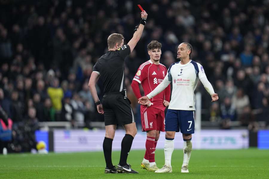 Simons musel ze hřiště už ve 33. minutě.