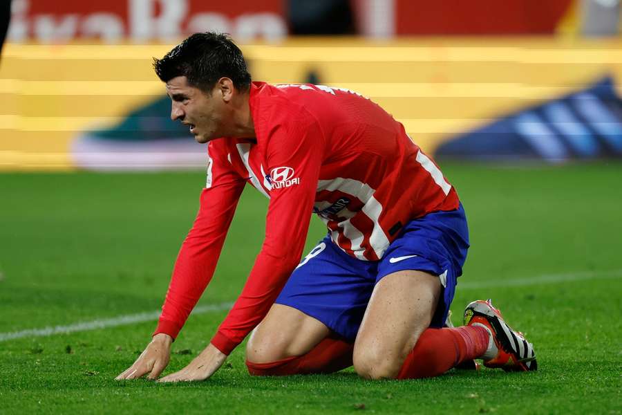 Atletico-angriberen Alvaro Morata blev skadet søndag i ligakampen mod Sevilla FC (0:1).