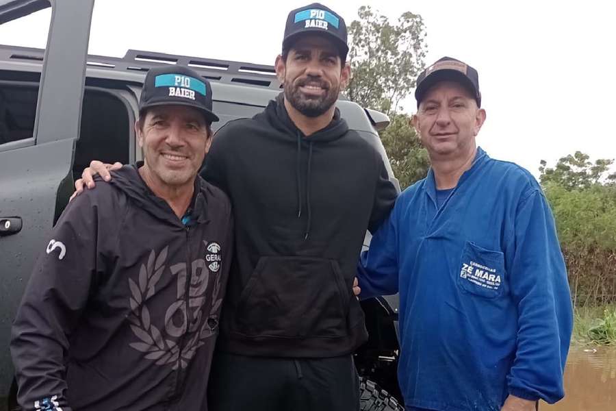 Diego Costa, junto a Clóvis Ferri y un amigo ayudando a las víctimas del temporal 