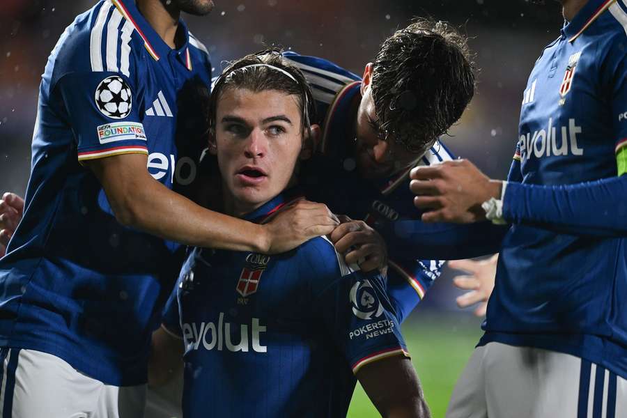 Como's Paz celebrates after scoring against Manchester United