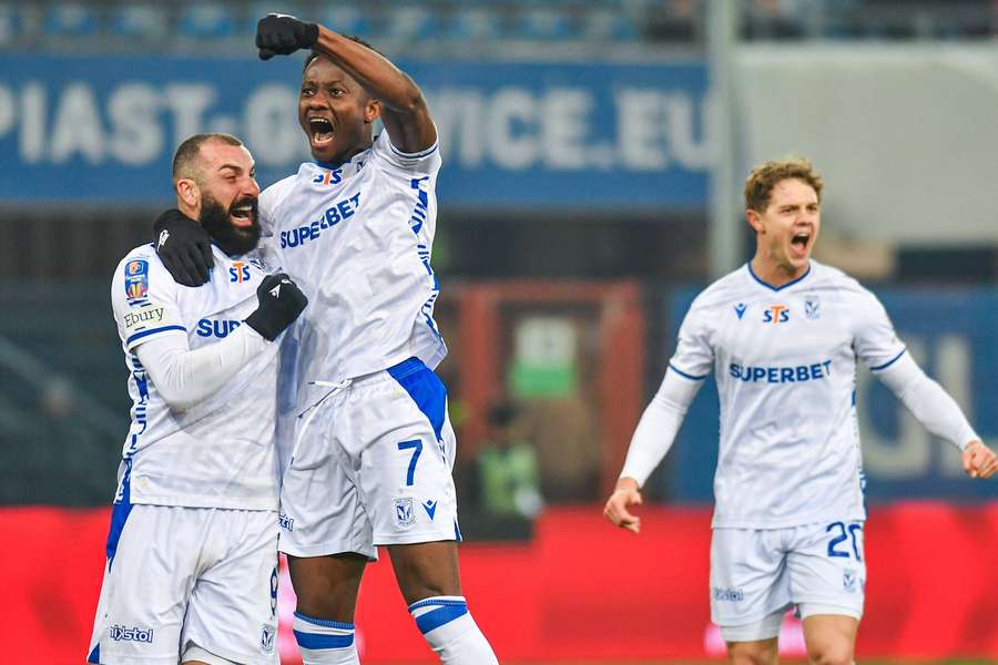 Piłkarze Lecha cieszą się z gola w meczu z Piastem.