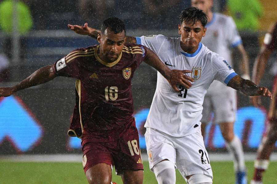 Parte do jogo foi disputada sob forte chuva em Maturín