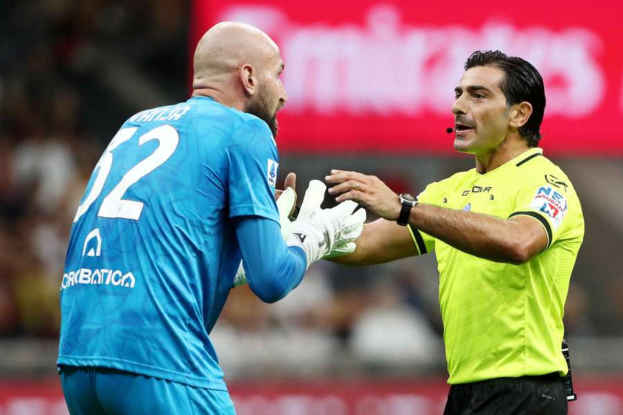 Problema tecnico in Milan-Toro, risponde l'Aia: "Non è giunto il segnale del gol all'arbitro"