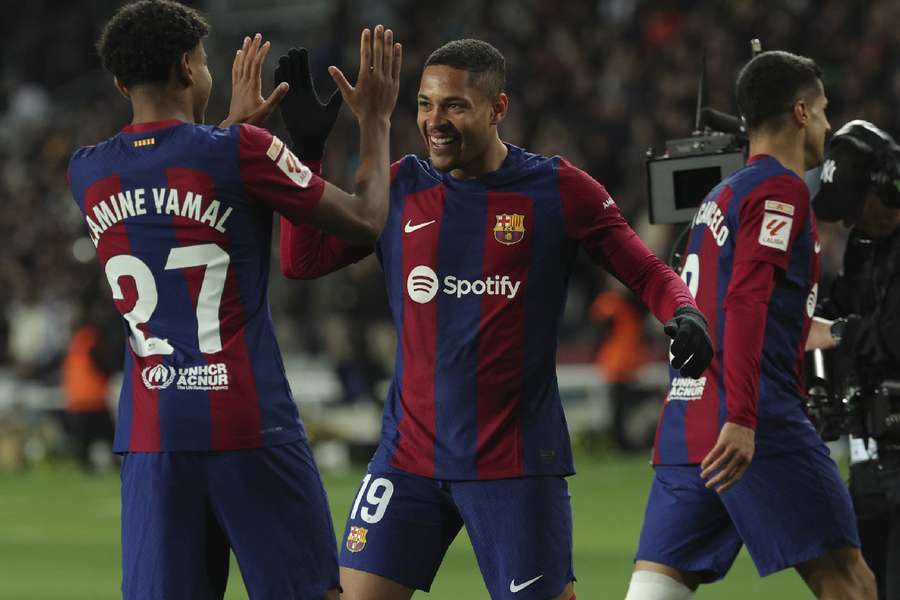 Vitor Roque festeja o seu primeiro golo com a camisola do Barcelona com os seus companheiros de equipa.