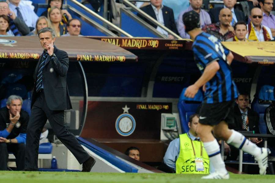 Cristian Chivu riceve indicazioni da José Mourinho Cristian Chivu riceve indicazioni da José Mourinho