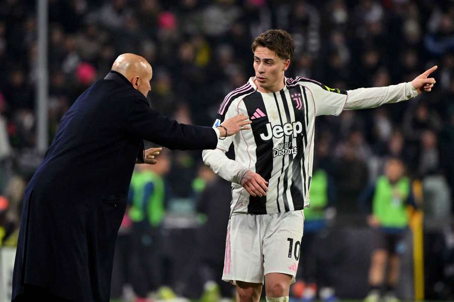 Luciano Spalletti dá indicações a Kenan Yildiz