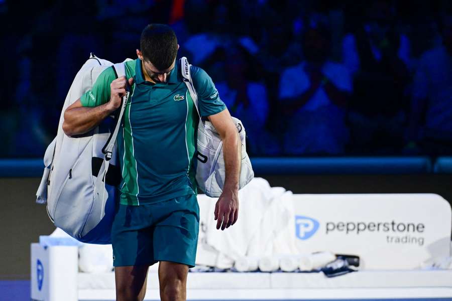 Novak Djokovic schleicht vom Platz.