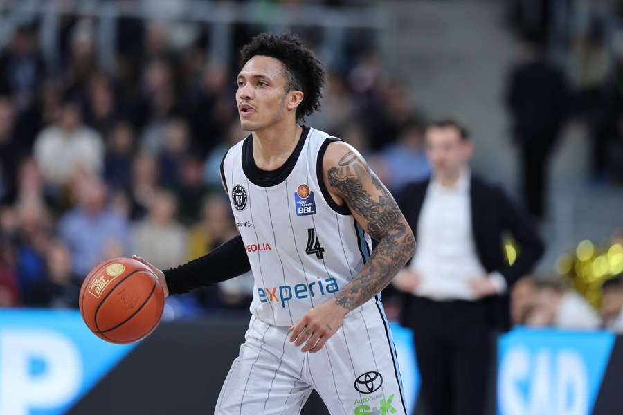 Hamburg-Profi Jaizec Lottie am Ball.