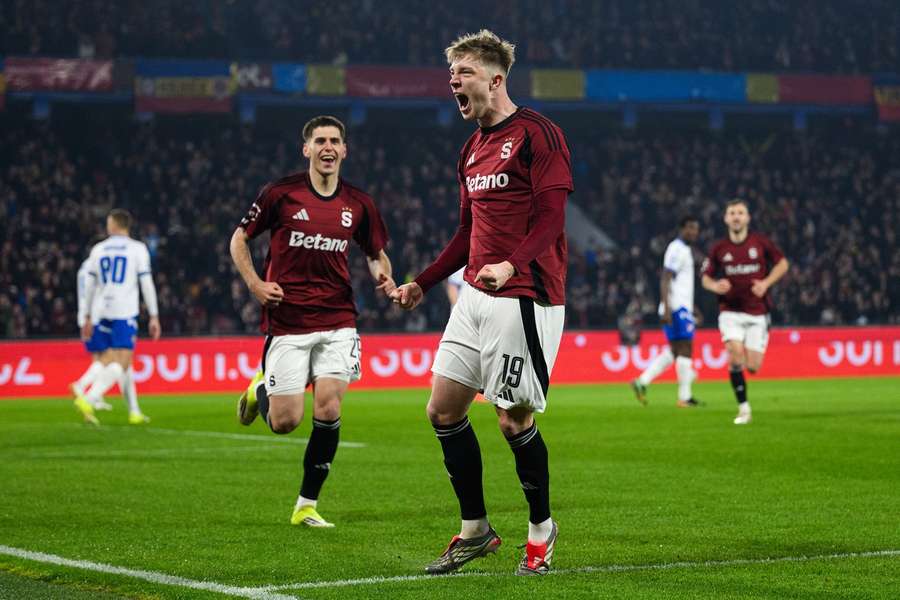 Adam Ševínský oslavuje gól proti Baníku.