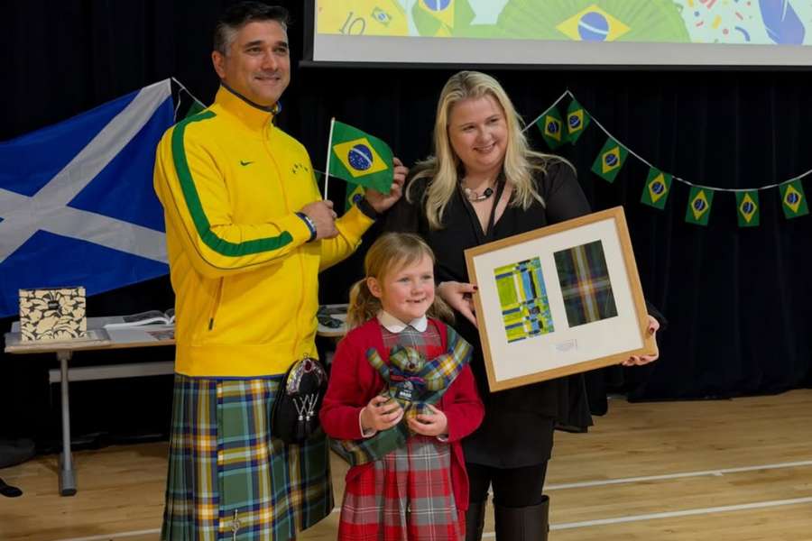 Faroque Hussain (esq.), cônsul brasileiro, com a menina Indie e sua criação