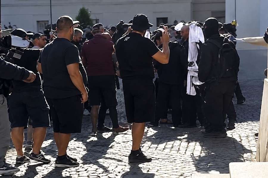 Haos în centrul Sibiului înainte de Poli Timișoara - Steaua! Jandarmii au cerut întăriri după incidente violente Haos în centrul Sibiului înainte de Poli Timișoara - Steaua! Jandarmii au cerut întăriri după incidente violente