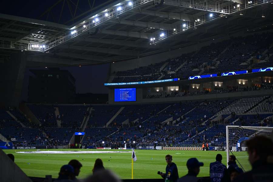Muitos adeptos do Inter foram impedidos de entrar no Estádio do Dragão por terem ingressos para a zona destinada aos apoiantes do FC Porto