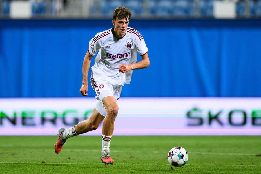 Typický obrázek: Tobias Guddal pádí s míčem směrem dopředu.