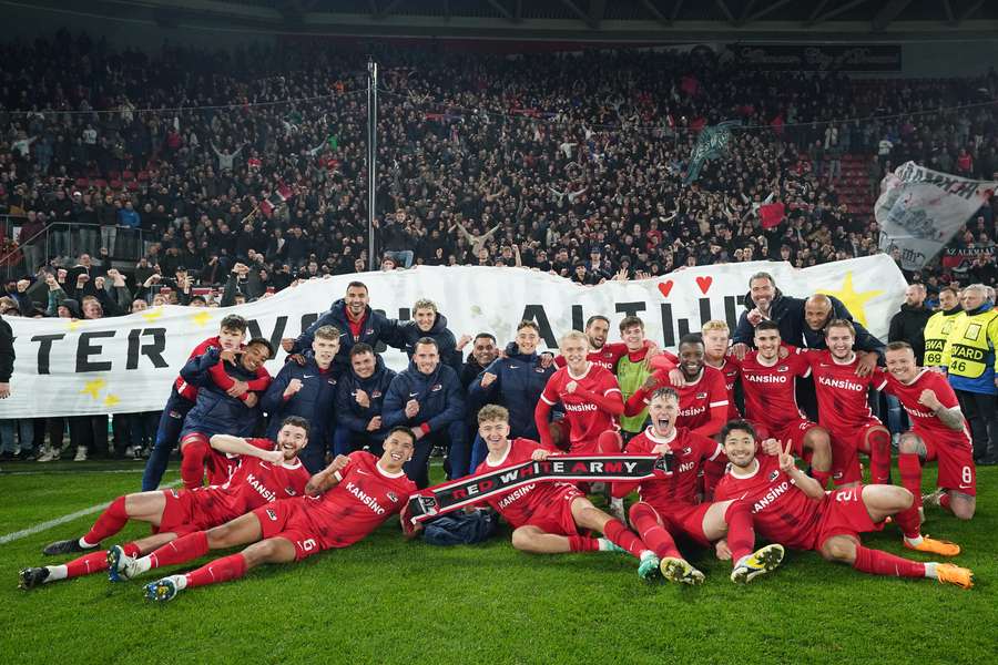 Spelers van AZ vieren de overwinning van de kwartfinale tegen Anderlecht op 20 april 