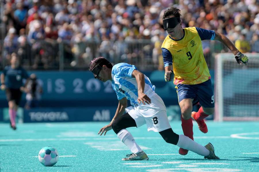 El colombiano Jhon González, ante el argentino Osvaldo Fernández