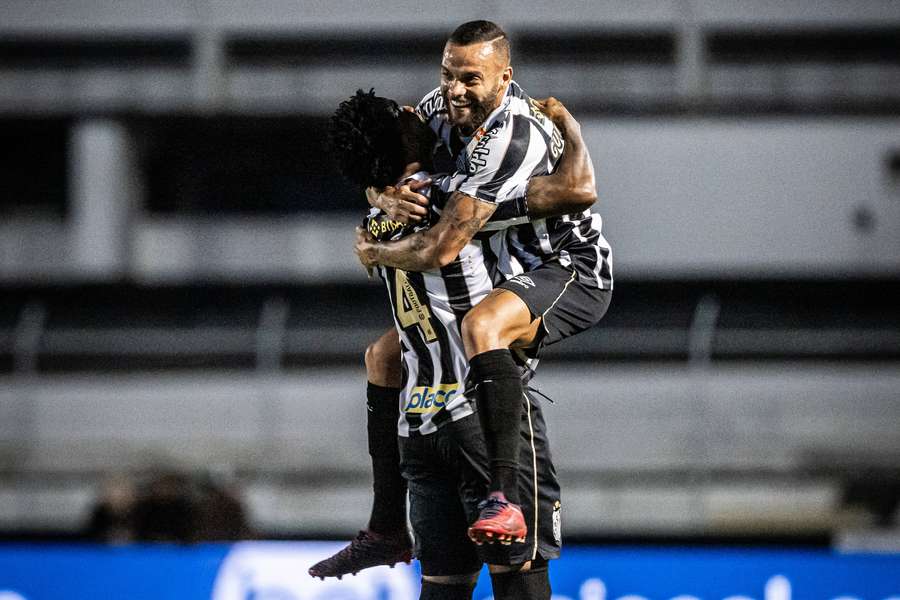 Gil abriu o placar com assistência de Guilherme, que saiu machucado