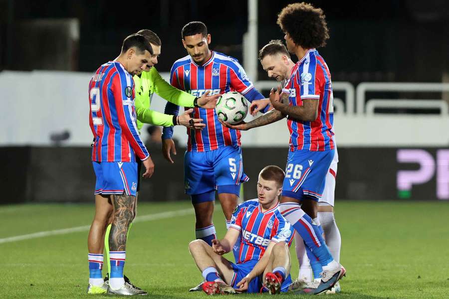 I giocatori del Crystal Palace durante l'andata dei playoff