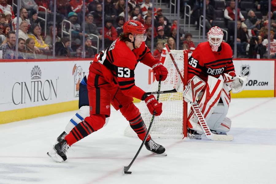 NHL Round-up: Seider überragt mit vier Vorlagen bei Detroit-Erfolg - Auch Sturm trifft