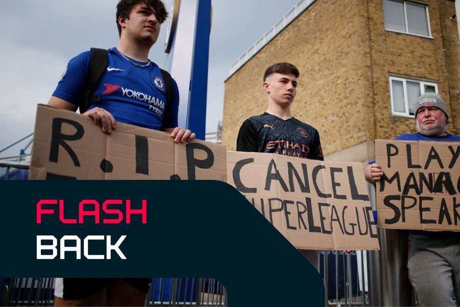 Seguidores del Chelsea protestan contra la Superliga europea frente a Stamford Bridge