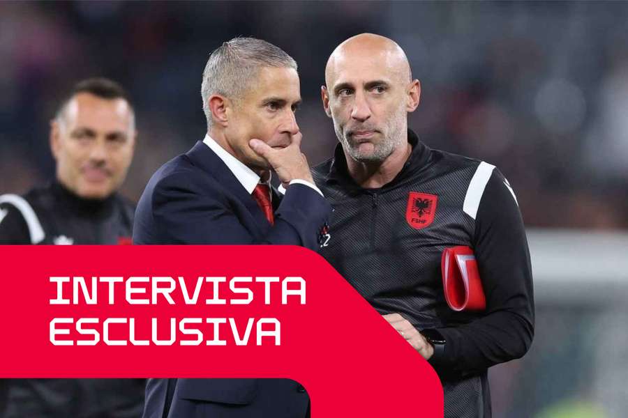Pablo Zabaleta (a destra) fa parte dello staff tecnico di Sylvinho in Albania.