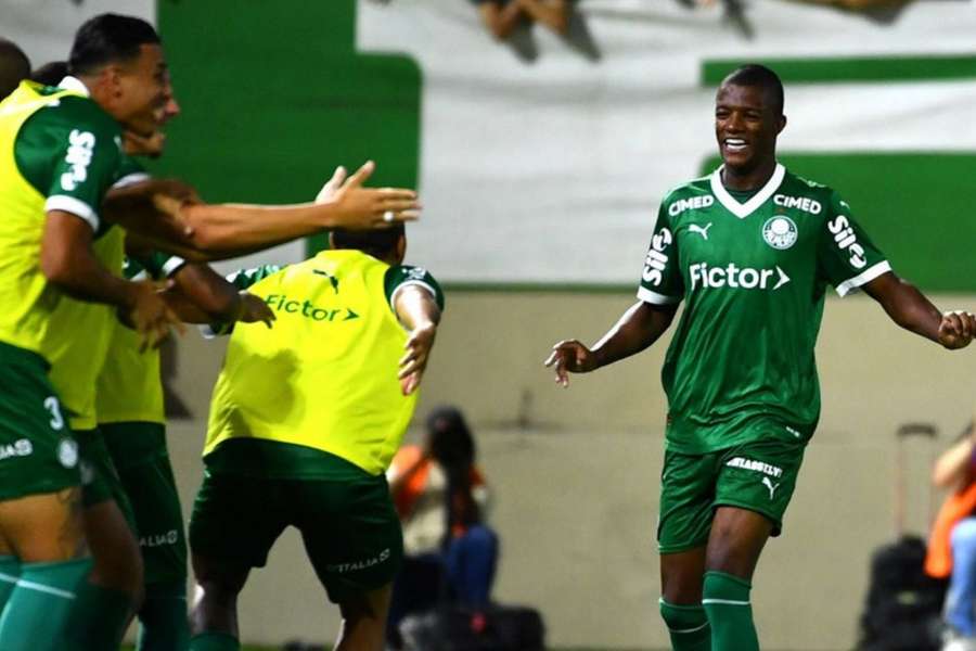 Victor Gabriel fez dois gols em Palmeiras 3x3 Vitória