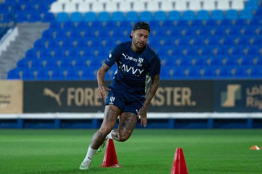 Neymar volta a treinar com bola no Al-Hilal