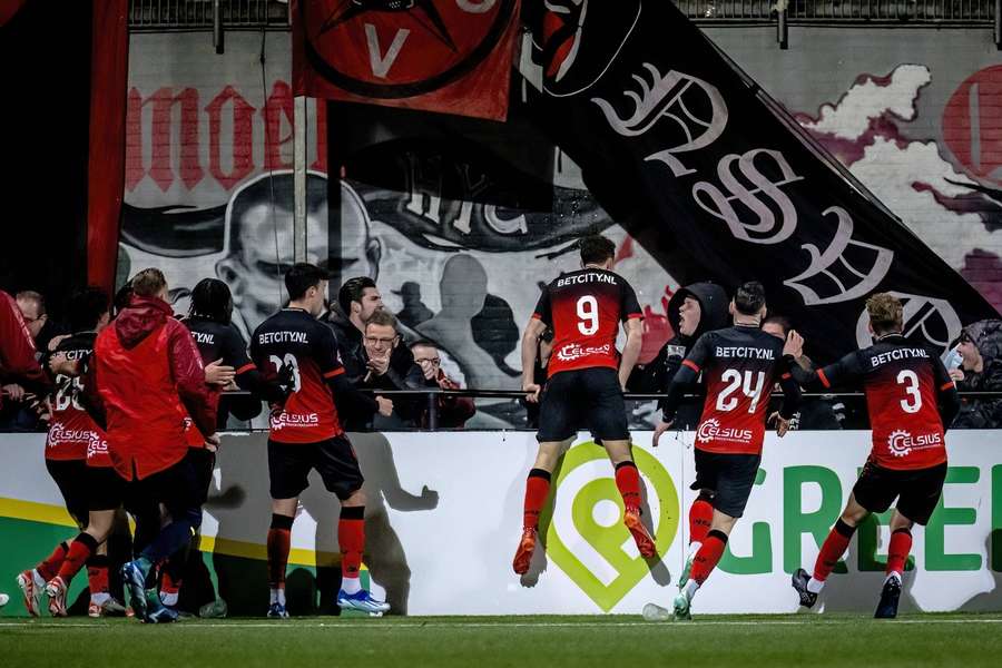 Dolle vreugde bij Kaars en Helmond Sport na de late 1-0 tegen NAC vorige week