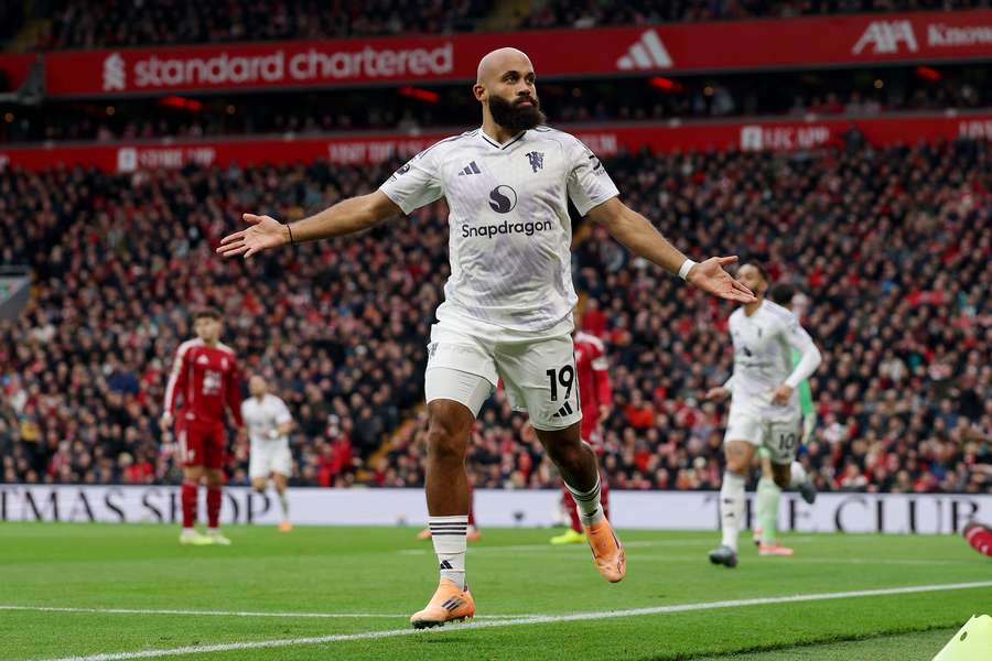 Bryan Mbeumo, do Manchester United, comemora após marcar o primeiro gol do time na partida da Premier League contra o Liverpool