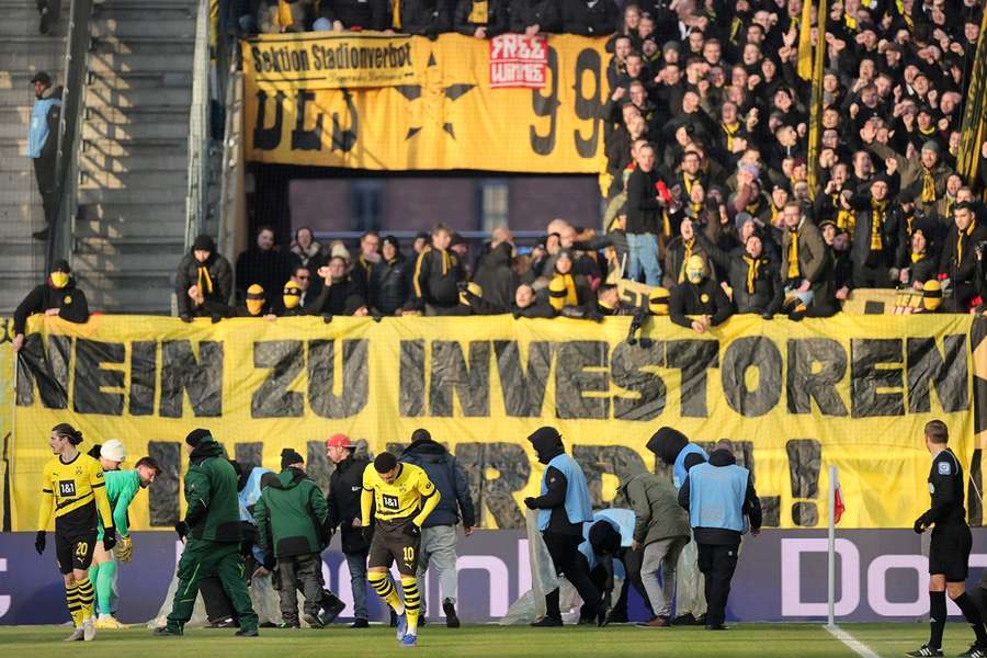 Het duel van Dortmund lag stil omdat er chocolademunten op het veld werden gegooid