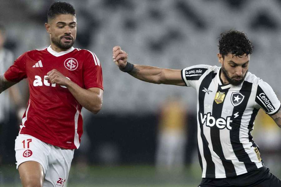 Alex Telles e Bruno Tabata no confronto entre Botafogo e Inter em 2025