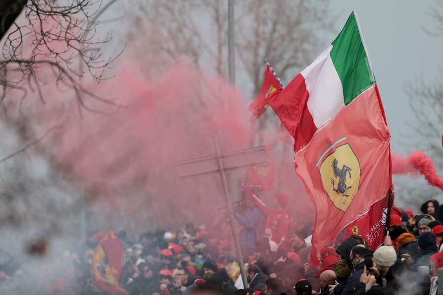I tantissimi tifosi accorsi a Fiorano per l'esordio della SF-25