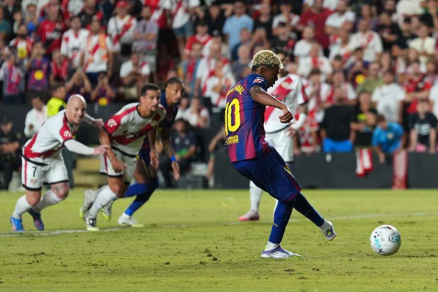 Lamine Yamal, en el momento de lanzar el penalti Lamine Yamal, en el momento de lanzar el penalti